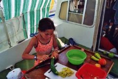 Marion prépare la salade