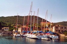 Une flotille de bateaux de location