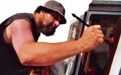 Jean-Marie vernit les bois extérieurs