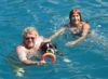 Francoise et Thierry, des fanas du bain et du jeu avec leur boxer Thallio