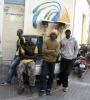 Vendeurs a la sauvette en attente de clients