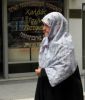 les femmes ne sont plus toutes en vetement traditionnel mais elles ont le voile