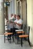 et puis il y a des hommes au cafe mais cela ne prouve pas grand chose