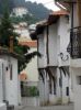 Maisons des balkans sur fond de Rhodope