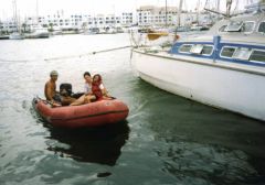 Marc avec les jeunes du Mayero près de son Trimaran