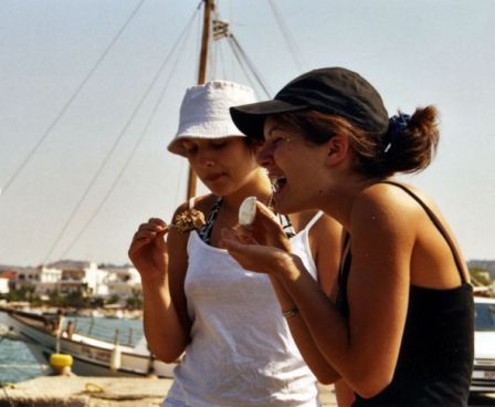 Marion et sa copine Géraldine à l'heure des glaces