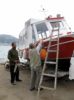 bateau taxi en réparation dans un petit chantier local