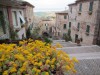 La marche: la ville sur une colline